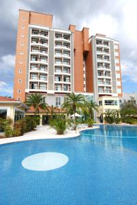 a swimming pool in front of a large building at Vitória Hotel Convention Indaiatuba in Indaiatuba