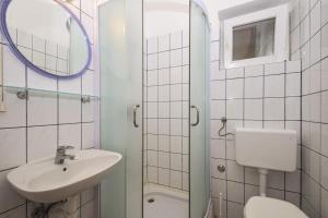 Koupelna v ubytování Guesthouse Dupin + 37 fotografií