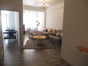een woonkamer met een bank en een tafel bij Comfort Apartment in Bisjkek
