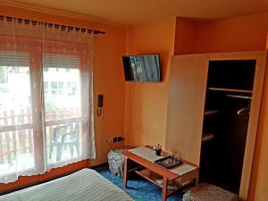 una camera con un letto, un tavolo e una finestra di Attila Hotel a Budapest