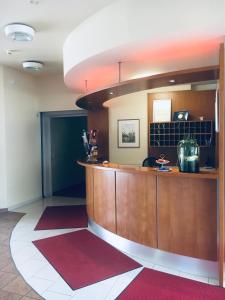 eine Lobby mit einer Bar in einem Gebäude in der Unterkunft Domizil Alte Post in Püttlingen