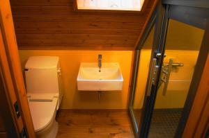 Bathroom sa Big Bear Chalets & Apartments