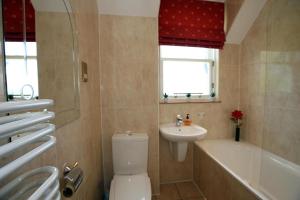 Bilik mandi di No 15 Lomond Castle +10 gambar