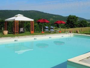 Bazén v ubytovaní Farmhouse Passignano near Lake Trasimeno alebo v jeho blízkosti