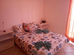 a bedroom with a bed with bows on it at Good value low cost apartment second beach line in Santa Maria