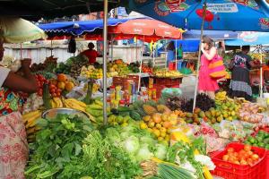 un mercado lleno de frutas y hortalizas en COSY Tamarins 2 plage à quelques mètres à pied, en Sainte-Anne