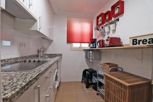 Een keuken of kitchenette bij Del Parque Flats San Rafael