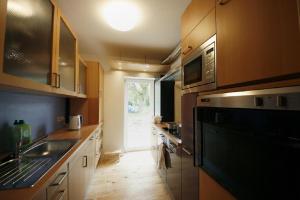 uma cozinha com um lavatório e um fogão forno superior em Gästehaus Liemehna em Liemehna
