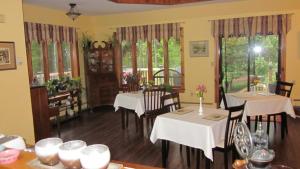 A restaurant or other place to eat at Chestnut Lane Bed and Breakfast