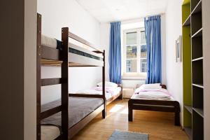 Zimmer mit 2 Etagenbetten und einem Fenster in der Unterkunft Folk Hostel in Lublin