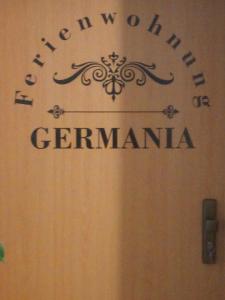 un signe sur la porte d’un germanacistacistacistacistacisistacist dans l'établissement Germania, à Ilmenau