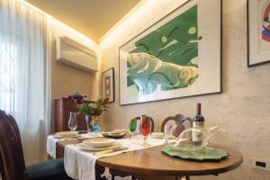 uma mesa de jantar com uma toalha de mesa branca em Serragli Apartment em Florença