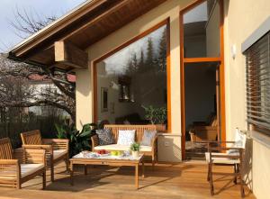 een patio met een bank, stoelen en een tafel bij Klinar - Cosy apartment with a terrace in Bled