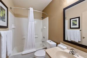 a bathroom with a toilet and a tub and a sink at Extended Stay America Select Suites - Charlotte - Tyvola Rd - Executive Park in Charlotte +47 photos