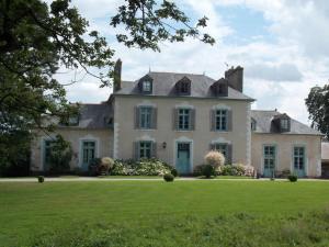 una grande casa bianca con un ampio cortile di Château Du Pin - Teritoria a Iffendic