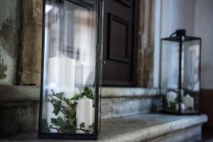 uma caixa de vidro com velas sobre uma manta em Atto Primo Studio Apartment em Verona