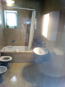 A bathroom at Suzana Apartment