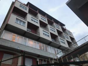 un edificio de apartamentos con balcones en un lateral en Hotel Robinia, en Imperia