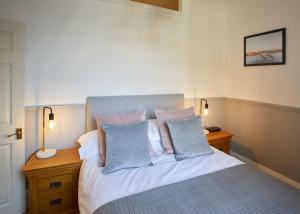 um quarto com uma cama com duas almofadas em Host & Stay - Havelock Place Apartment em Whitby
