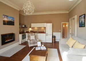 uma sala de estar com um sofá e uma mesa em Host & Stay - Havelock Place Apartment em Whitby