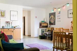 Folk Hostel في لوبلين: غرفة معيشة مع مطبخ وغرفة طعام