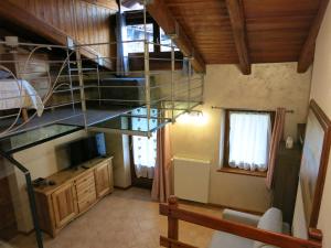 una habitación con una escalera de caracol en una casa en Casa Dialley Cir0013, en Aymavilles