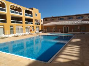 duży basen przed budynkiem w obiekcie Pent house ocean view w mieście Cotillo
