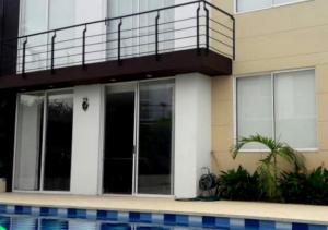 a house with a balcony and a swimming pool at Casa Quinta familiar piscina privada Girardot in Girardot