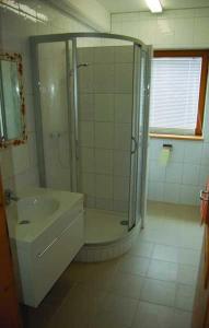 a bathroom with a shower and a sink at Ferienhaus Spieljochblick in Uderns