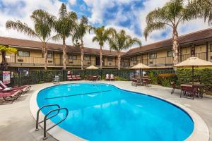 Piscina de la sau aproape de Key Inn and Suites