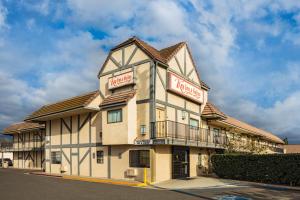 een gebouw met een bord aan de zijkant bij Key Inn and Suites in Tustin