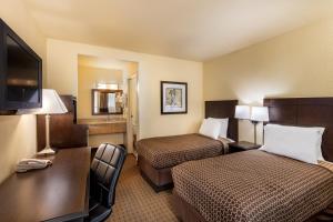 Un pat sau paturi într-o cameră la Key Inn and Suites
