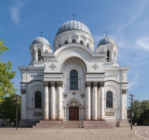 Una gran iglesia blanca con cúpulas encima. en Hostel Liberty en Kaunas