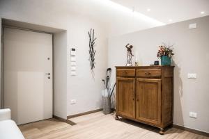 Cette chambre comprend une armoire en bois et une porte. dans l'établissement Atto Primo Studio Apartment, à Vérone