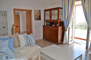 een woonkamer met een witte bank en een tafel bij Maridea - Villa Mariella in Ponza