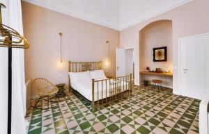 Un pat sau paturi într-o cameră la A.D. 1768 Boutique Hotel