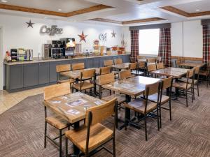A restaurant or other place to eat at Yellowstone Park Hotel
