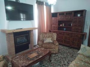 A television and/or entertainment centre at Casa de Los Albas 4p