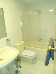 A bathroom at Casa de Los Albas 4p