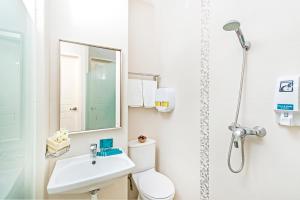 uma casa de banho com um WC, um lavatório e um chuveiro em Hotel 81 Dickson em Singapura