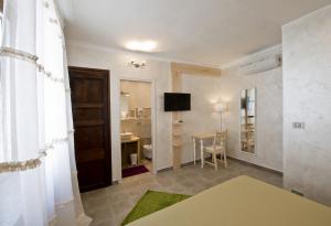 TV a/nebo společenská místnost v ubytování La Finestra Sulla Reggia