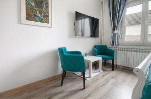Televízia a/alebo spoločenská miestnosť v ubytovaní Emerald Luxury Apartments
