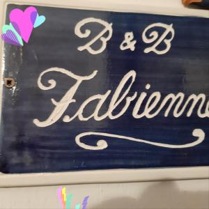 un cartel de pizarra con el nombre de un restaurante en Fabienne, en Bonassola