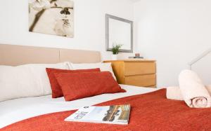 Krevet ili kreveti u jedinici u objektu Classic Two-Bedroom Apartment Pimlico