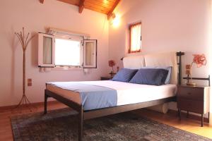 En eller flere senge i et værelse på Villa Fotismata - Chalet in the heart of Kalavryta