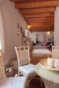 uma sala de jantar com mesa e cadeiras em Villa Fotismata - Chalet in the heart of Kalavryta em Kalavrita
