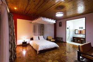 ein Schlafzimmer mit einem Bett in einem Zimmer in der Unterkunft Andasibe Lemurs Lodge in Andasibe
