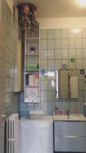 een badkamer met een wastafel en een spiegel bij L'Angolo XXIV Maggio in Lecce