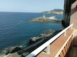 a view of the ocean from a balcony at Le Mouret in Collioure
