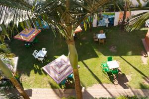 una vista aérea de un jardín con una palmera en Florida Hotel Zaana Kampala en Kampala